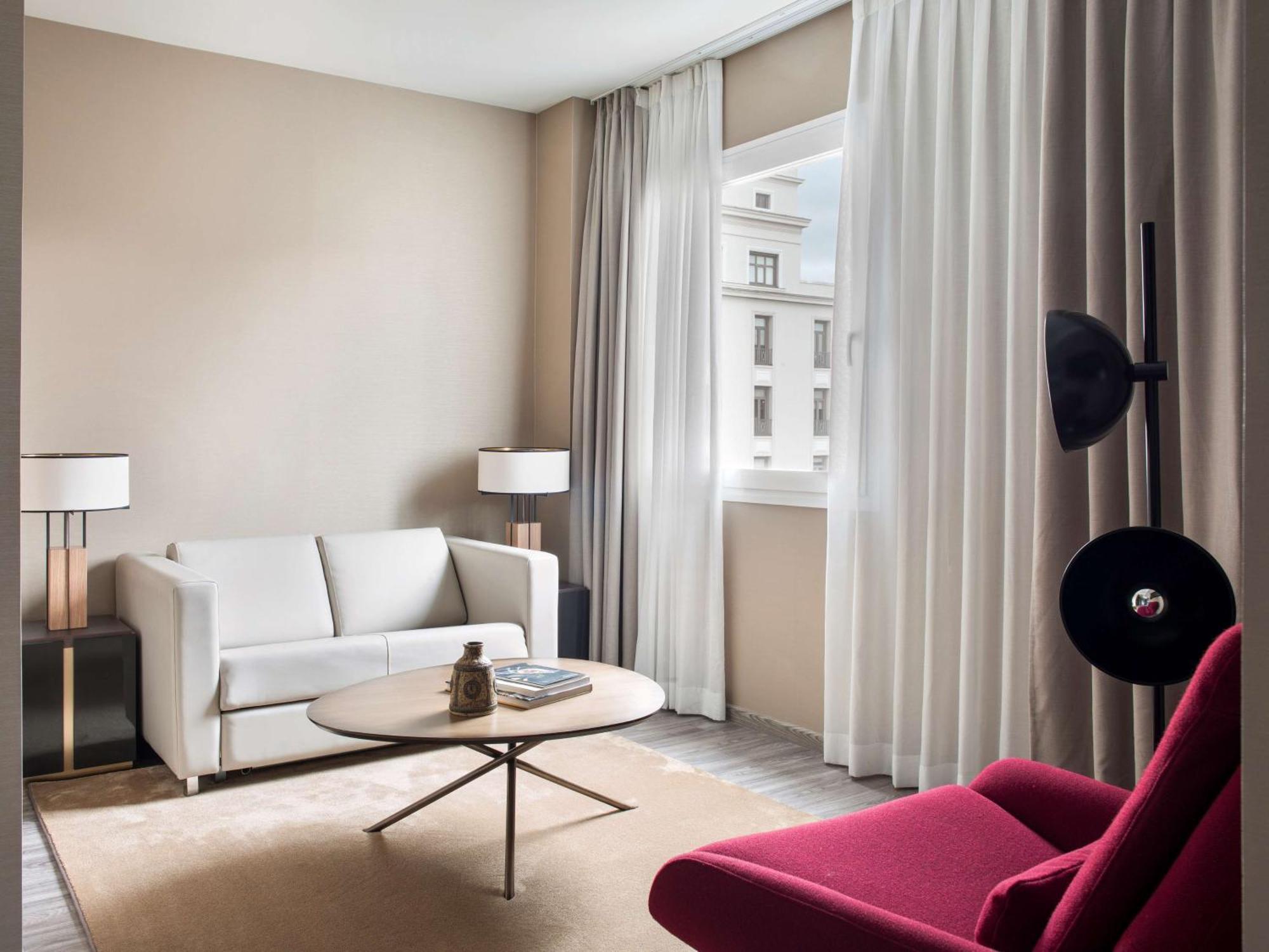 فندق إن إتش كوليكشن مدريد سيوسيا المظهر الخارجي الصورة A living room at the hotel