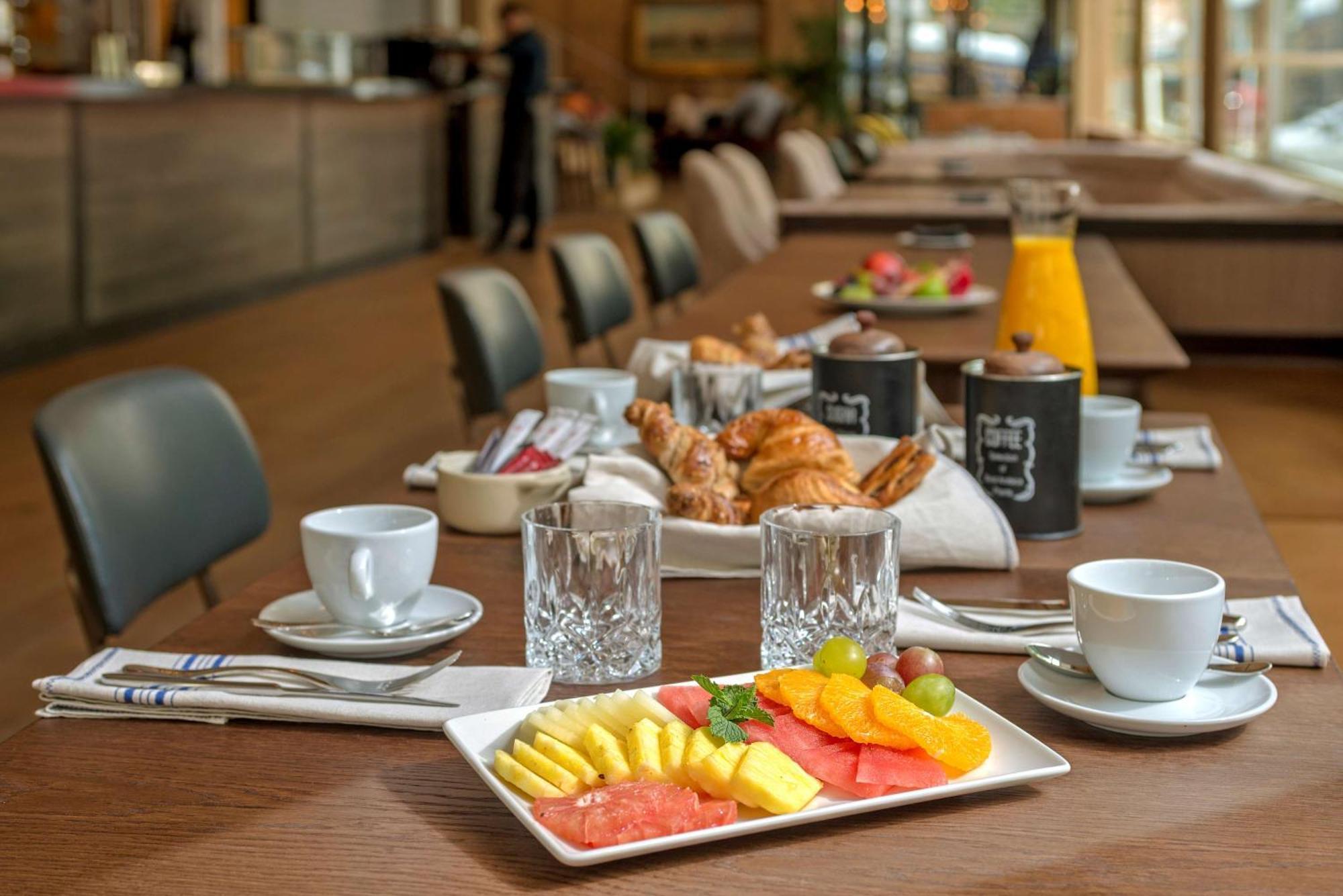 فندق إن إتش كوليكشن مدريد سيوسيا المظهر الخارجي الصورة Breakfast at the hotel