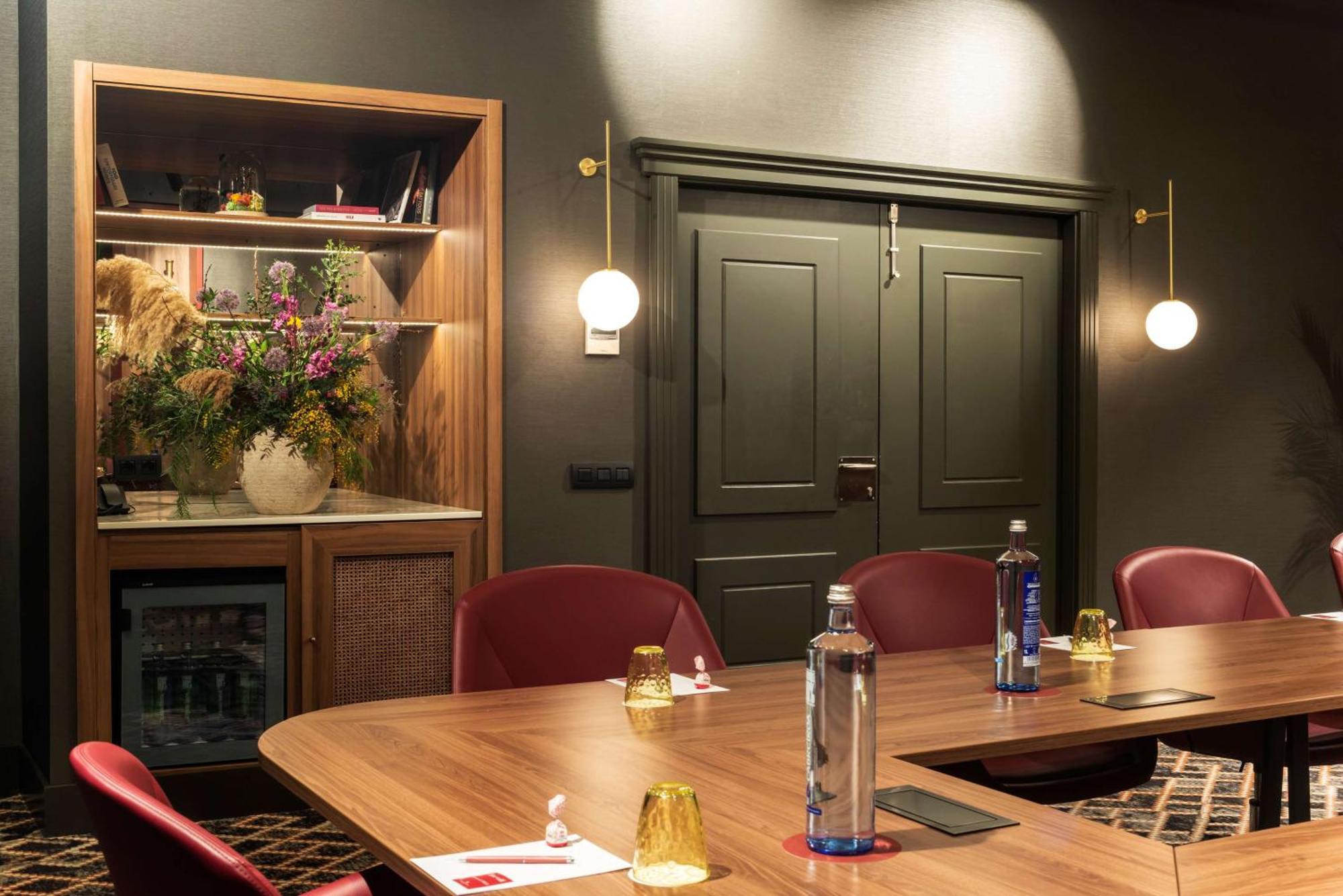فندق إن إتش كوليكشن مدريد سيوسيا المظهر الخارجي الصورة The boardroom at the National Liberal Club