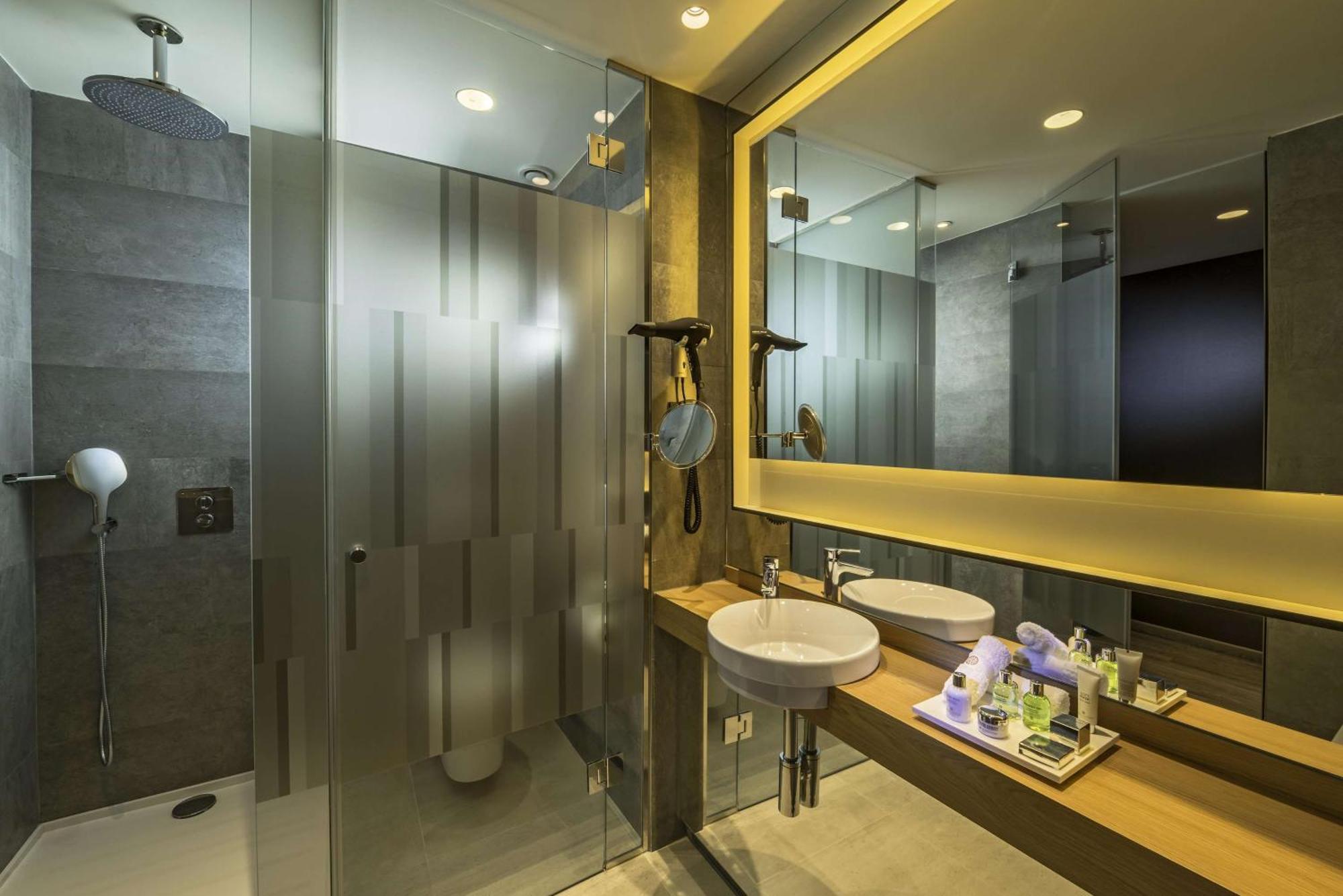 فندق إن إتش كوليكشن مدريد سيوسيا المظهر الخارجي الصورة Bathroom