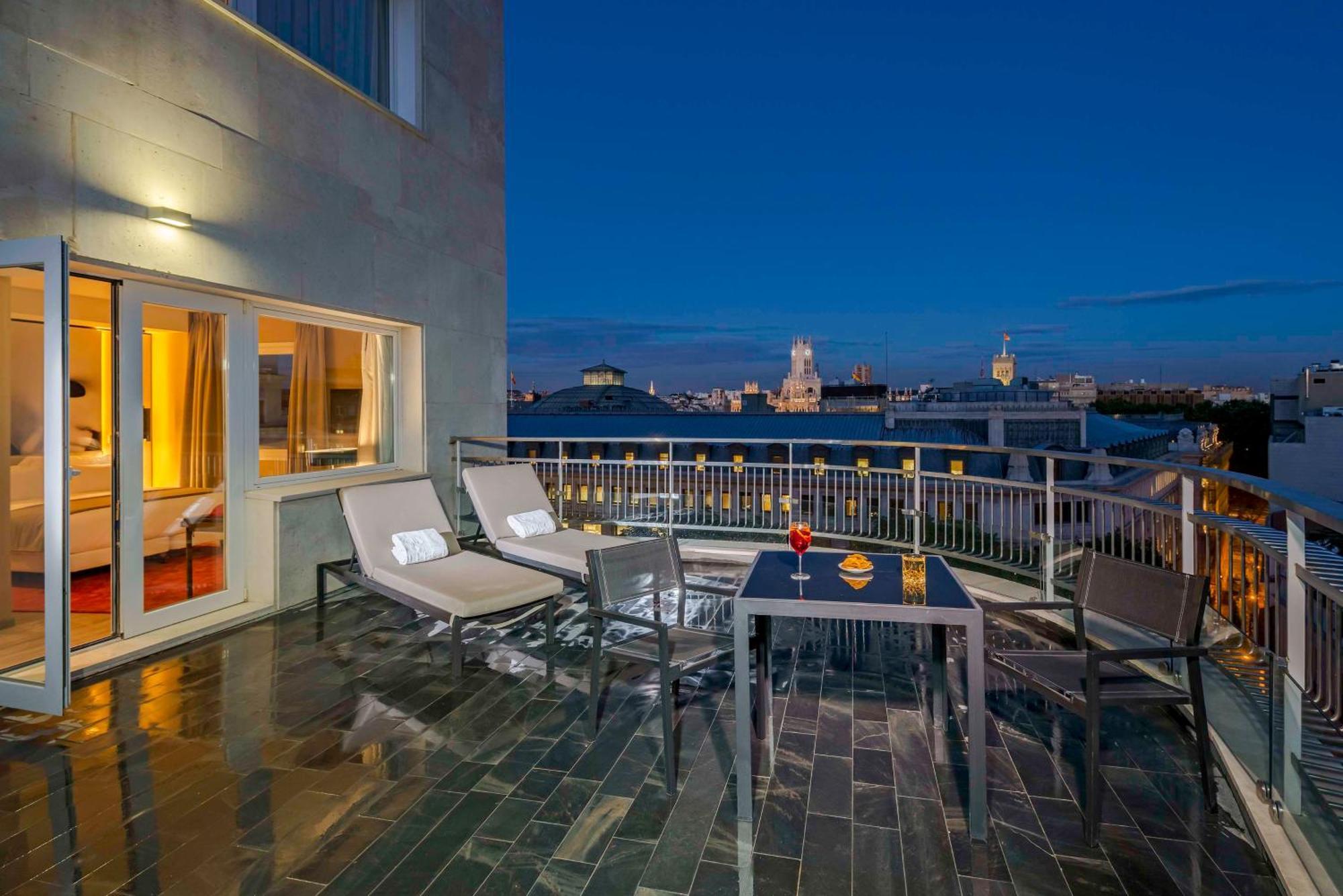 فندق إن إتش كوليكشن مدريد سيوسيا المظهر الخارجي الصورة A balcony at the Mandarin Oriental, Vienna