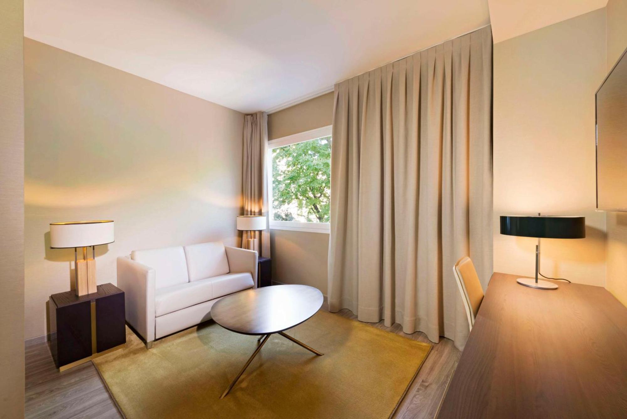 فندق إن إتش كوليكشن مدريد سيوسيا المظهر الخارجي الصورة A room at the hotel